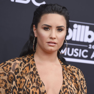 H περίεργη εμφάνιση της Demi Lovato σε γάμο με μαύρο φόρεμα