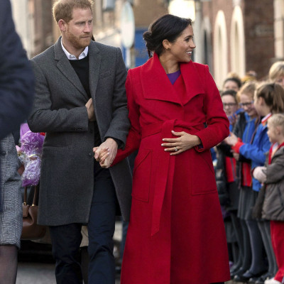 Υπάρχει λόγος που η Meghan Markle αγγίζει διαρκώς την φουσκωμένη της κοιλίτσα