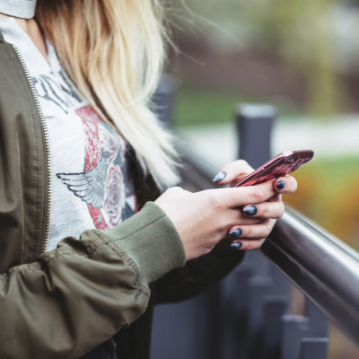 Κάνε makeover στη θήκη του κινητού σου χρησιμοποιώντας τα βερνίκια σου!