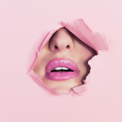 Πώς θα κάνεις τα χείλη σου να φαίνονται πιο μεγαλά και ζουμερά με φυσικό τρόπο