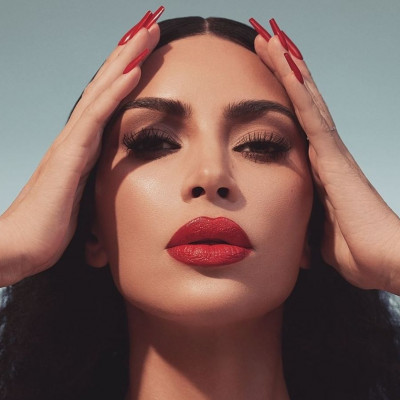 Το νέο κραγιόν της Kim Kardashian ξεχώρισε για το χρώμα, την τιμή και τη συσκευασία του!