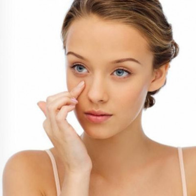 Tα 7 λάθη που κάνεις όταν βάζεις κρέμα ματιών (και γιατί πρέπει να τα διορθώσεις άμεσα)