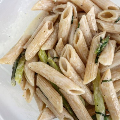 Πέννες ολικής άλεσης με σπαράγγια και λεμόνι