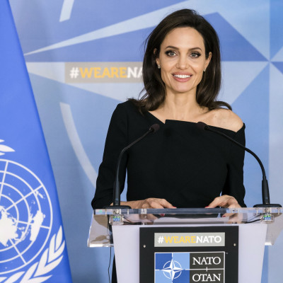 Η Angelina Jolie στα 16 της είναι ίδια με την κόρη της