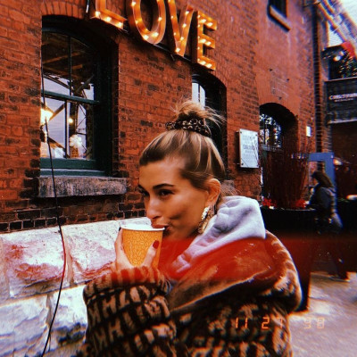Οι αινιγματικές φωτογραφίες της Hailey Baldwin σε εξωτικό προορισμό