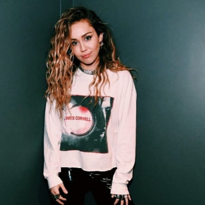 Δες το άκρως αποκαλυπτικό φόρεμα της Miley Cyrus