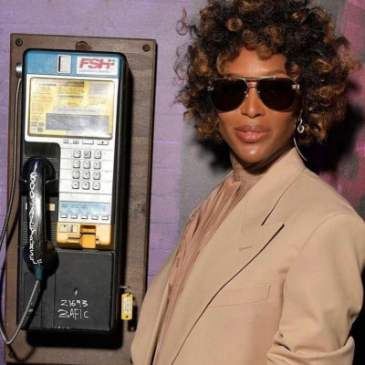 Eίναι δυνατόν; Δεν θα πιστέψεις με ποιον (πολύ νεαρό) star έχει σχέση η Naomi Campbell