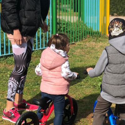 Ελληνίδα παρουσιάστρια για βόλτα με τα παιδιά της (pics)