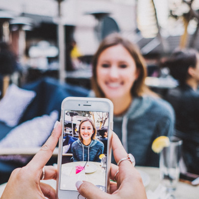 Τα social media σκοτώνουν ή βοηθούν τις ανθρώπινες σχέσεις; H Teen Queen γράφει!