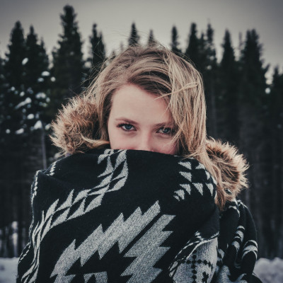 Έχεις συνάχι; Έχουμε τα tips που χρειάζεσαι για να καλύψεις και να ανακουφίσεις την κόκκινη μύτη σου