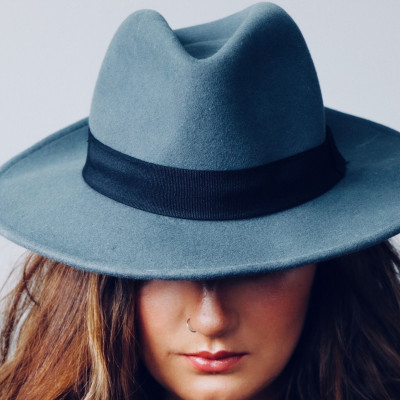 Θέλεις να φορέσεις καπέλο και δεν ξέρεις πώς; Σου δίνουμε ιδέες