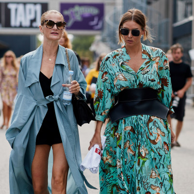 Ποια είναι τα χρώματα που ταιριάζουν στις ξανθιές και ποια στις μελαχρινές;