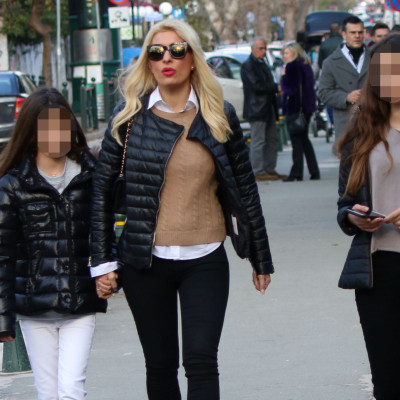 Ελένη Μενεγάκη: Bόλτα με την Βαλέρια και την Λάουρα στην Κηφισιά!