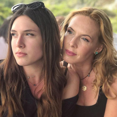 Εβελίνα Παπούλια: Η κούκλα κόρη της Αφροδίτη με τα υπέροχα μάτια και τη μεταξένια φωνή (pics&vid)