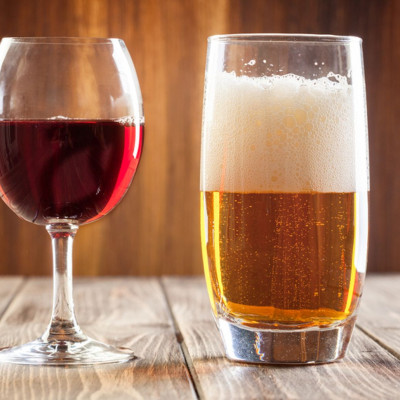 Πρώτα μπύρα και μετά κρασί για να αποφύγετε τη μέθη: Τι ισχύει;