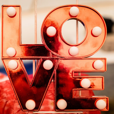 «Όταν σε «χτυπήσει» ο έρωτας θα το καταλάβεις: Η teen queen γράφει