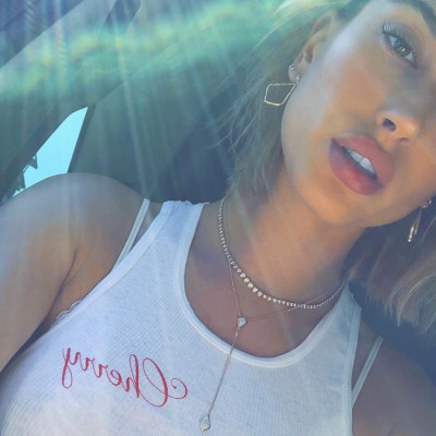 H αποκάλυψη της Hailey Baldwin για την πρόταση γάμου και το νυφικό της