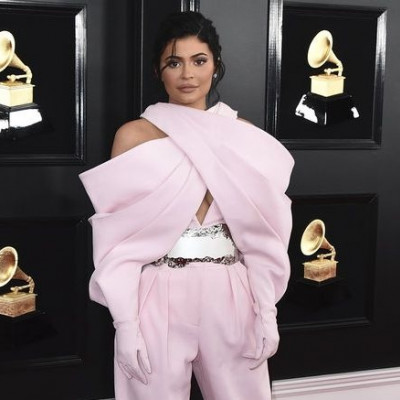 Grammys 2019: Η Kylie Jenner έκλεψε την παράσταση με την ροζ εμφάνισή της κι όχι άδικα
