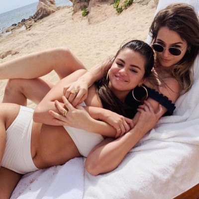 Εντοπίσαμε το μπικίνι της Selena Gomez και δεν θέλεις να μάθεις πόσο κοστίζει
