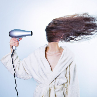 Tips για να κάνεις το καλύτερο ίσιωμα στα μαλλιά με το σεσουάρ