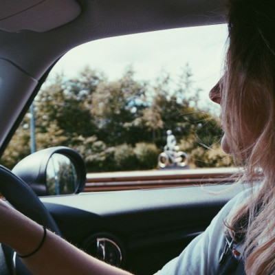 Σε έπιασε λάστιχο; Ο τέλειος οδηγός για αρχάριες οδηγούς!