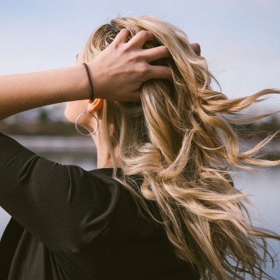 Πώς θα αποκτήσεις ξανθιές ανταύγειες με φυσικό τρόπο