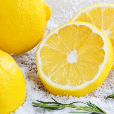 Τι μπορείτε να καθαρίσετε με ένα λεμόνι και τον χυμό του