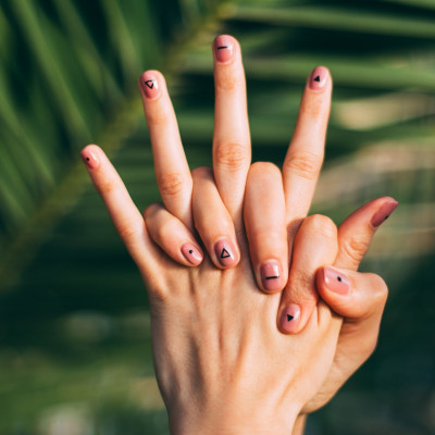 Ο καλύτερος τρόπος να αφαιρέσεις το ημιμόνιμο μανικιούρ στο σπίτι