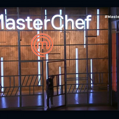 MasterChef: Αυτός είναι ο πρώτος παίκτης που αποχώρησε- Η στιγμή που παραδίδει την ποδιά