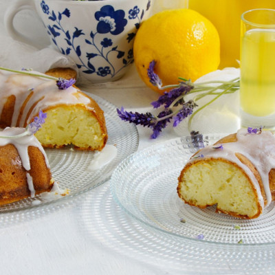 Πανεύκολο κέικ λεμόνι με γλάσο λεμονιού (vid)