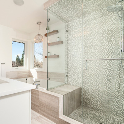 Άλατα στο τζάμι της ντουσιέρας; Το μοναδικό κόλπο για να αποφύγεις τους λεκέδες από άλατα