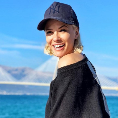 Η Λάουρα Νάργες πήρε το μεταπτυχιακό της κι η φωτογραφία της μας εμπνέει