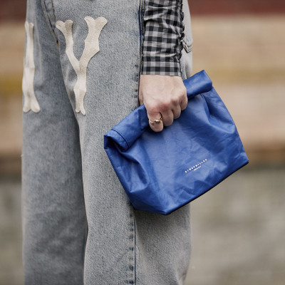 Μόνο με αυτούς τους τρόπους πρέπει να φοράμε τα denim παντελόνια την άνοιξη