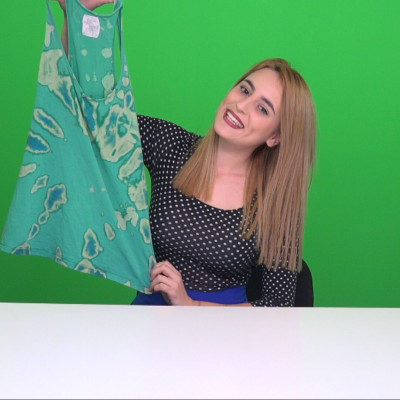 Μεταμόρφωσε ένα παλιό μπλουζάκι μόνο με χλωρίνη και σπάγκο (video)