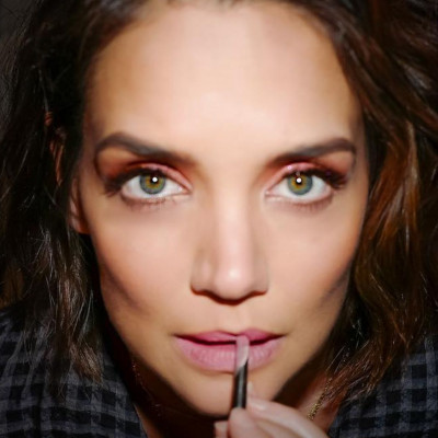 Η Katie Holmes φωτογραφίζει τη Suri Cruise  στο Instagram