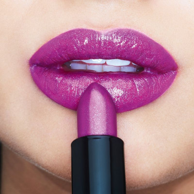 Το νέο trend στα χείλη είναι… holographic και έχουμε τα κραγιόν για να το τολμήσεις!