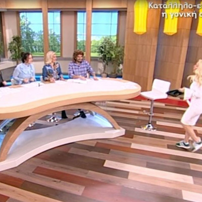 Ελένη Μενεγάκη: Μπήκε στο πλατό με αθλητικά παπούτσια και εξομολογήθηκε τι της συνέβη στο καμαρίνι