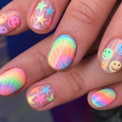 To tie dye trend πέρασε και στο μανικιούρ και δεν ξέρουμε πως να νιώσουμε…