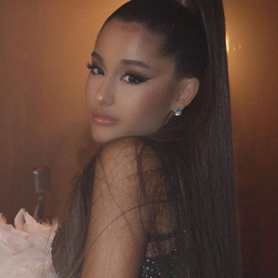 Δεν είναι ψέμα! Η Ariana Grande φτιάχνει καφέδες