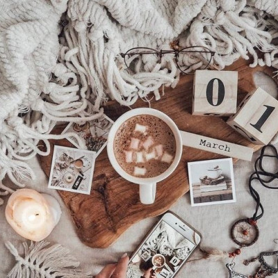 Flatlays: 6+1 tips για τις επιτυχημένες φωτογραφίες στο Instagram τραβηγμένες από ψηλά