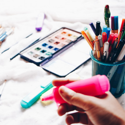 Δες πώς με ένα λεμόνι μπορείς να σβήσεις το υπογραμμιστικό μαρκαδοράκι από τα βιβλία σου