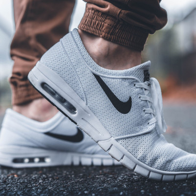 5 εύκολοι τρόποι για να μη σε «χτυπάνε» τα παπούτσια σου πάνω από τη φτέρνα