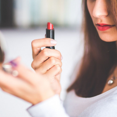 Βρήκαμε τα καλύτερα κραγιόν που δεν φεύγουν με τίποτα