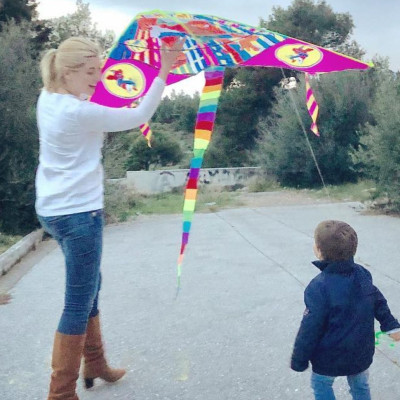 Έλληνες διάσημοι γονείς και τα παιδιά τους: Πώς πέρασαν την Καθαρά Δευτέρα (pics)