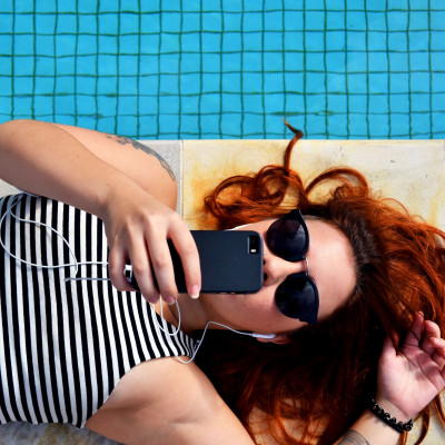 Υπάρχει ένα κόλπο για να μην μπλέκονται τα ακουστικά και το λατρέψαμε