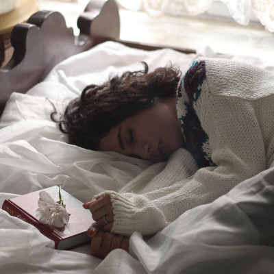 3 στάσεις ύπνου για να μειώσεις τους πόνους της περιόδου