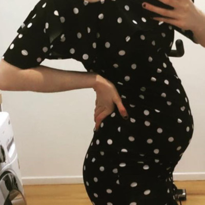 Μας δείχνει το καινούριο της φόρεμα και την φουσκωμένη της κοιλίτσα (pics)