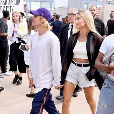 Τα γεμάτα πάθος φιλιά του Justin και της Hailey Bieber έλαβαν χώρα στο πιο περίεργο μέρος