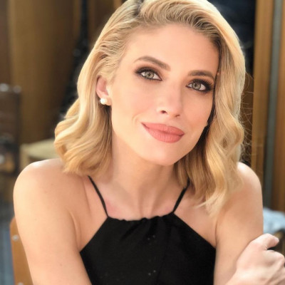 Πρόβα νυφικού για την Ευαγγελία Αραβανή