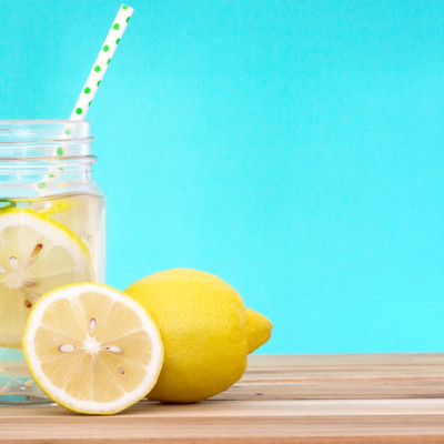 Νερό με λεμόνι: Τα σημαντικά οφέλη για την υγεία εκτός από τη συμβολή του στο αδυνάτισμα (pics)